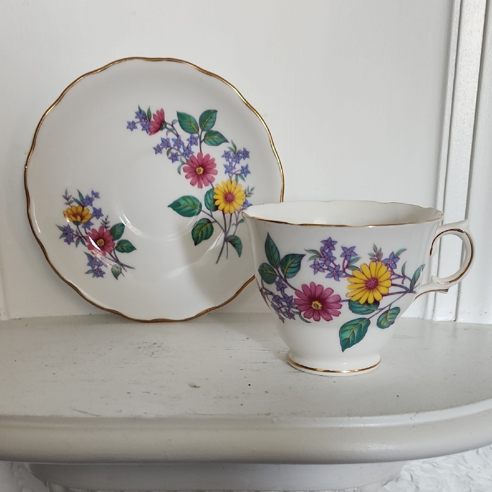 Royal Vale Teacup and Saucer EUC Gerbera Daisies